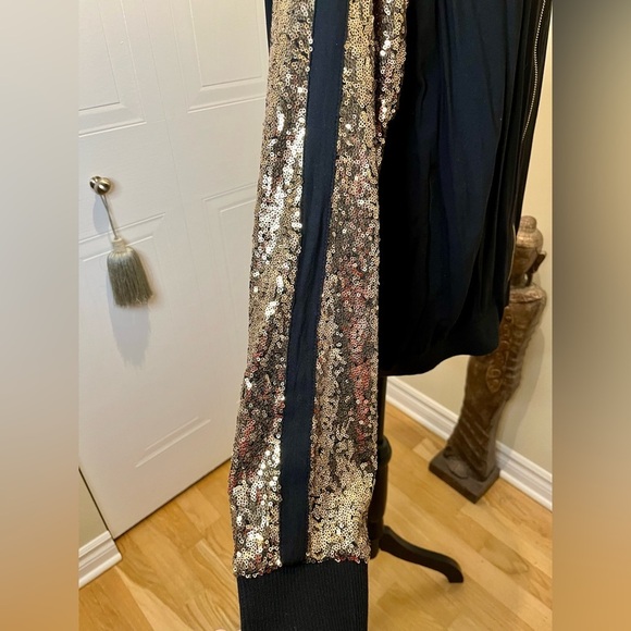 ✅Xhiliration gold sequin zip bomber sweatshirt / black/ front pockets/ NWOT  🖤💛 - Picture 6 of 15